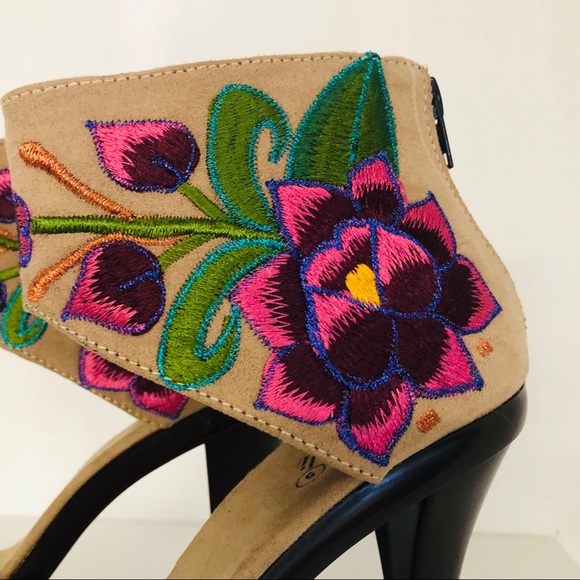 Embroidered Heels Tan with Magenta Flowers - Picture 3 of 4